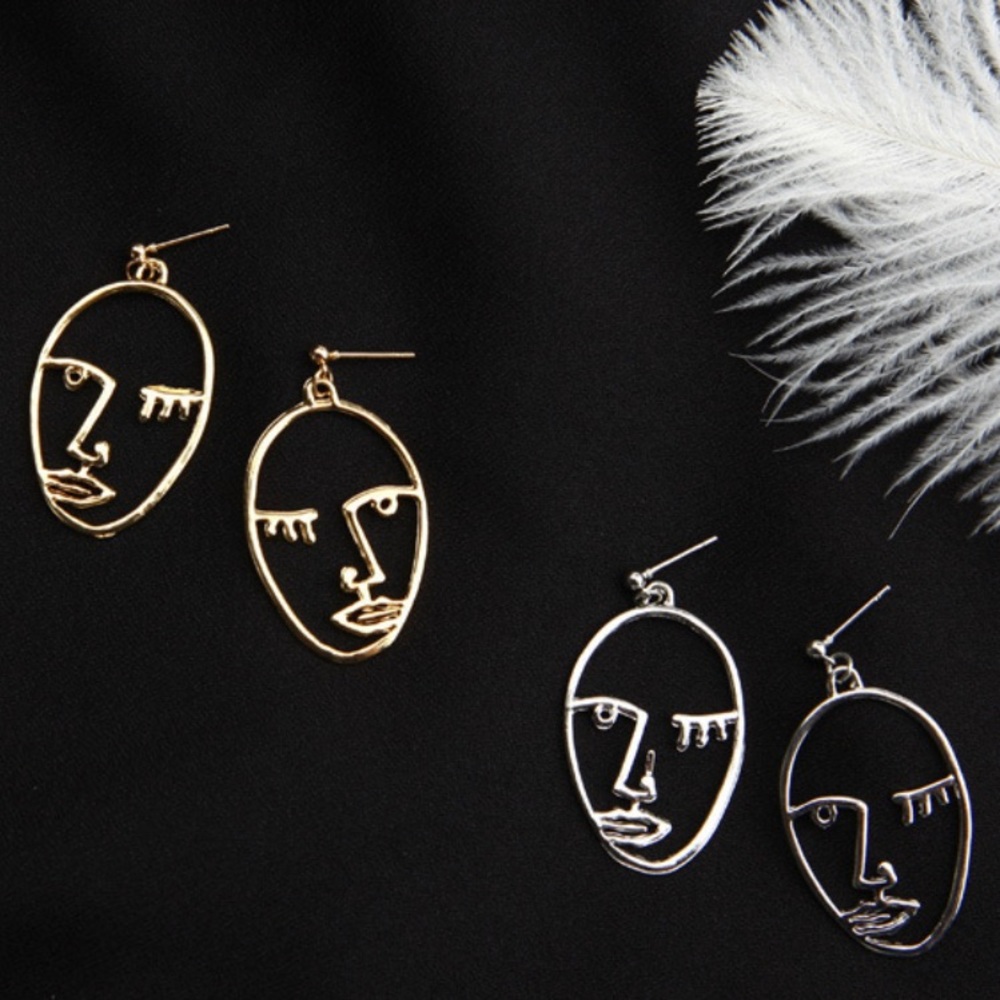 7/ $35 Hollow Oval Face Necklace Gold /Silver